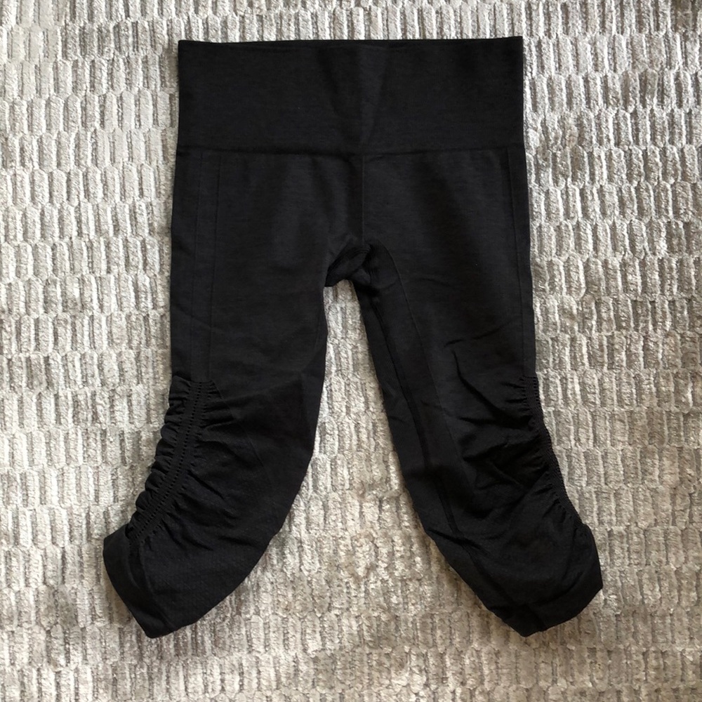 Lululemon Size 4 Dark Gray/Black Capri Legging